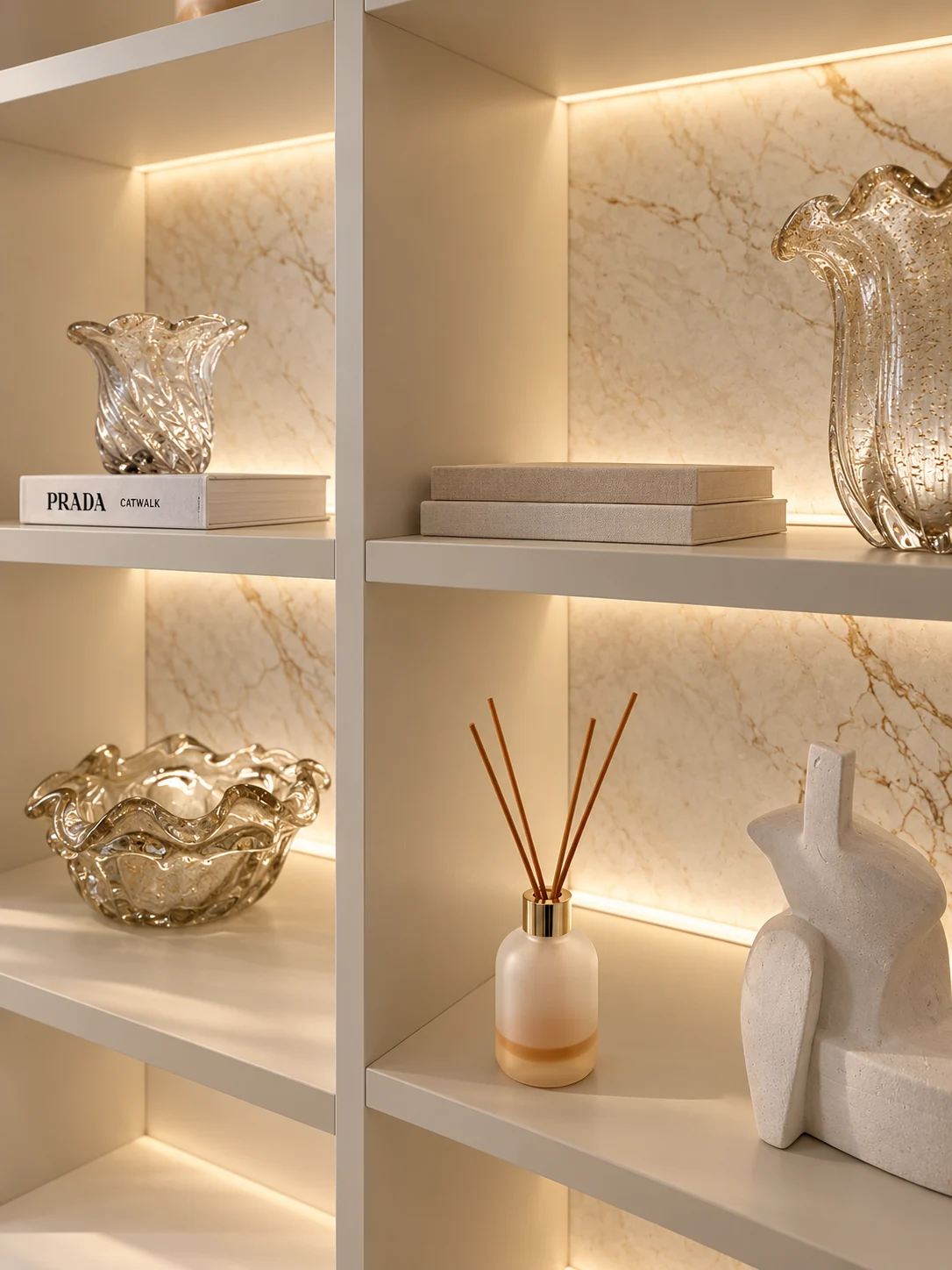 Nichos iluminados com objetos decorativos na Satine